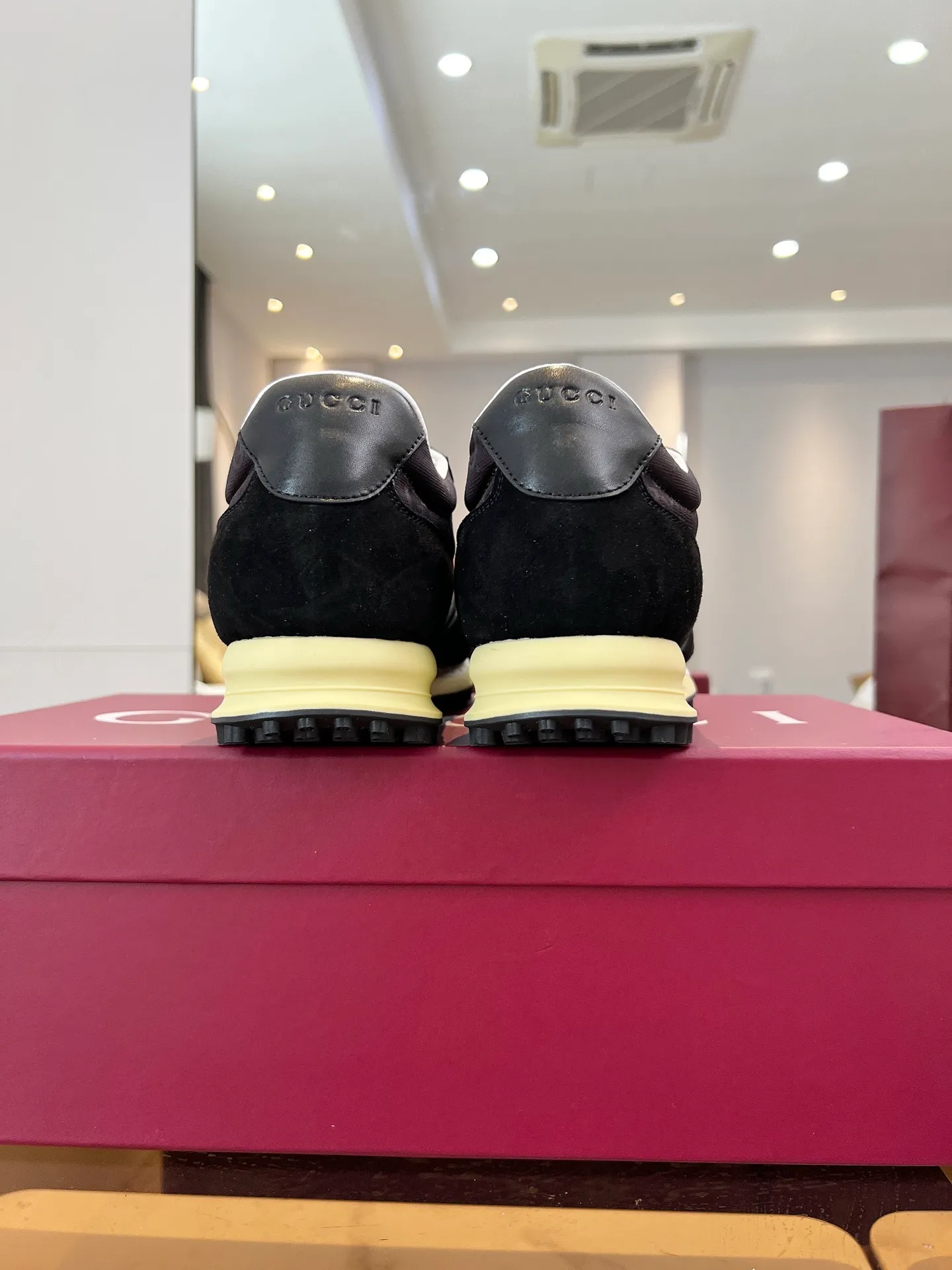 👟👟Ex-factory price 620👟👟 The design of Gucci's new casual shoes is simply amazing. The classic double G logo is matched with retro red and green webbing. It is fashionable and high-end. It is completely the top element in the fashion circle. It is highly recognizable when worn and keeps turning heads. 💯 The upper is soft and breathable, and the upper foot is comfortable! The soles are made of special cushioning material, so your feet won’t get tired no matter how much you walk. They are perfect for daily commuting, shopping, and traveling. Code number 40-45